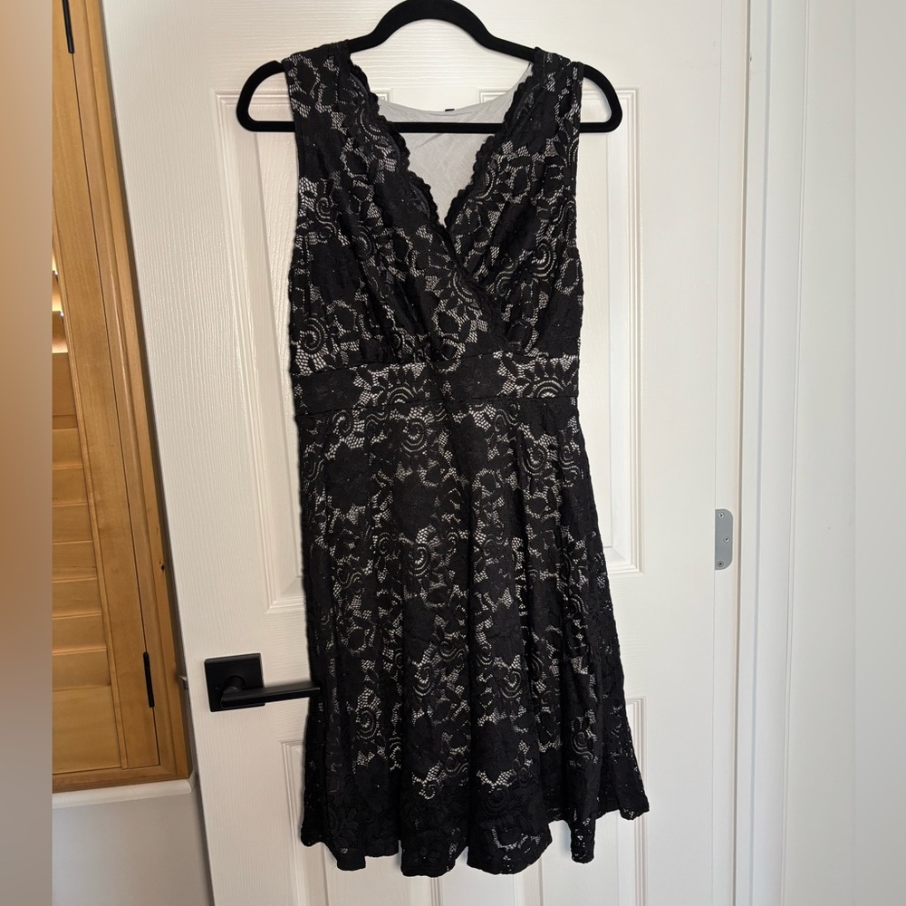 Chic Black Lace Midi Dress